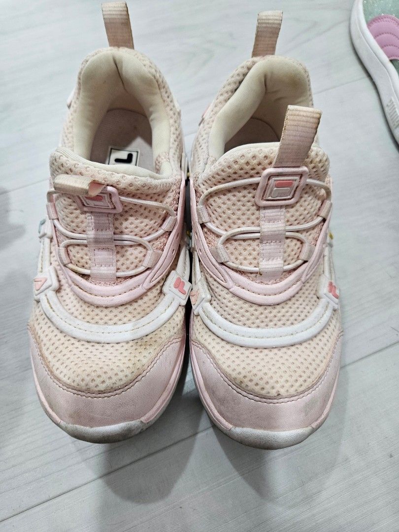 Girls shop with filas