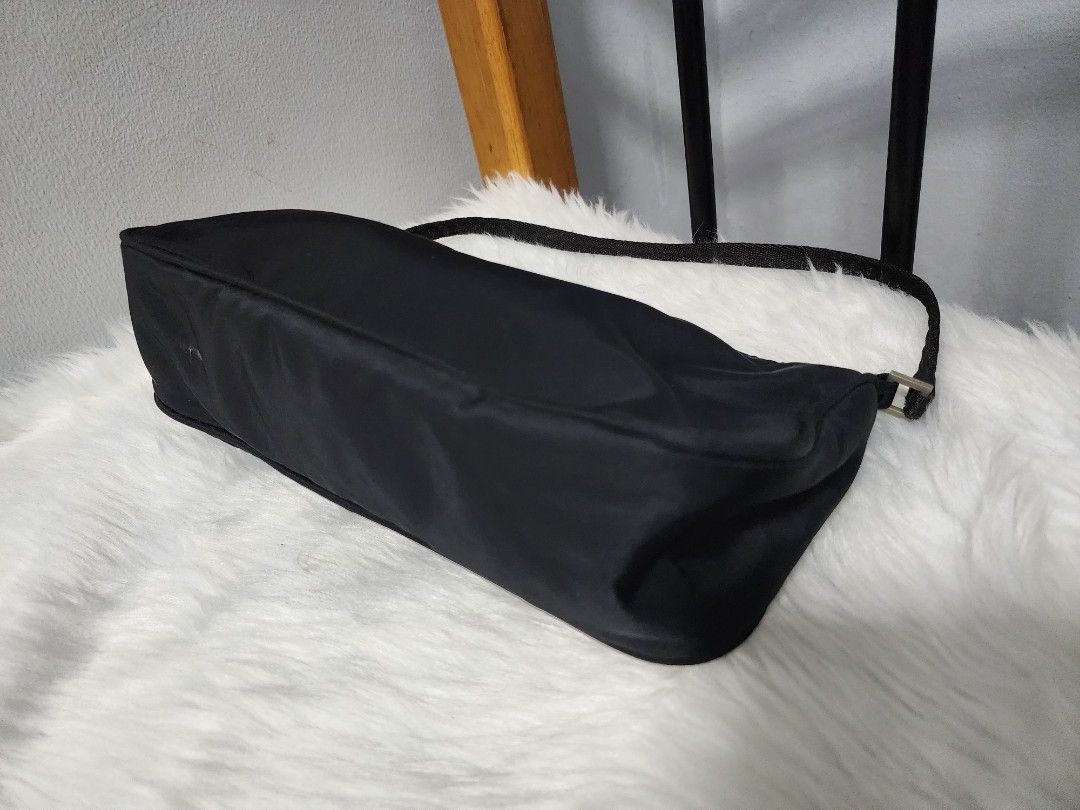 💯 Authentic Prada Tessuto Baguette (Category: Luxury Bags & Wallets) located in Paranaque City. Submitted by rizasauthenticitems (Listing ID 1281206445, Image 3). Description: This baguette features a nylon body, a flat strap, and a top zip closure. Opti zipper which works flawlessly. Perfect for everyday use and going out. Length: 12.00cm x Width: 22.00cm x Depth: 6.00cm. Condition: Good slightly negotiable.
