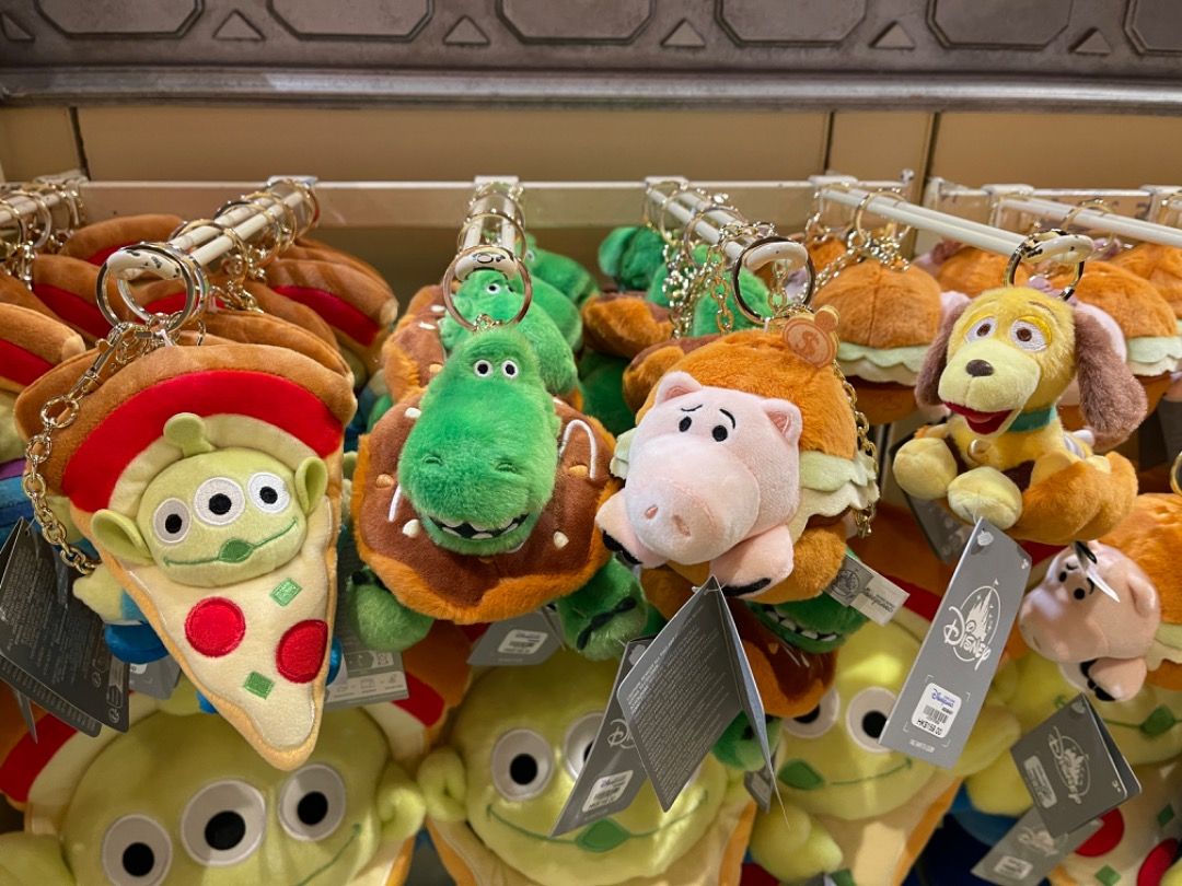 正價代購）HKDL Toy Story 玩具總動員匙扣Pizza 三眼仔｜Donut 抱抱龍| Hotdog 彈弓狗| 漢堡火腿, 興趣及遊戲, 玩具&  遊戲類- Carousell