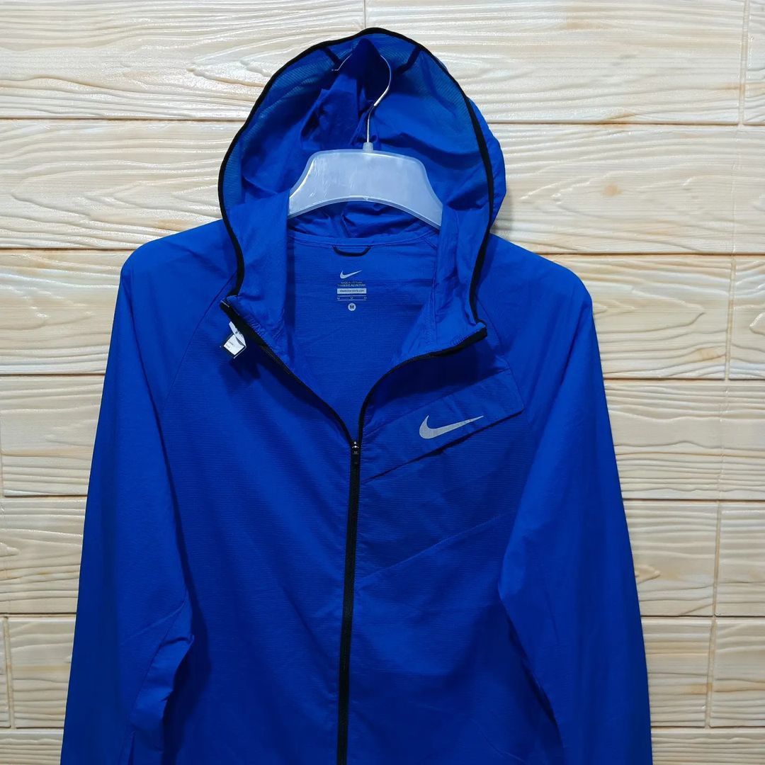 Jaket Parasut NIKE Size M P 68cm x L 53cm jaket olahraga