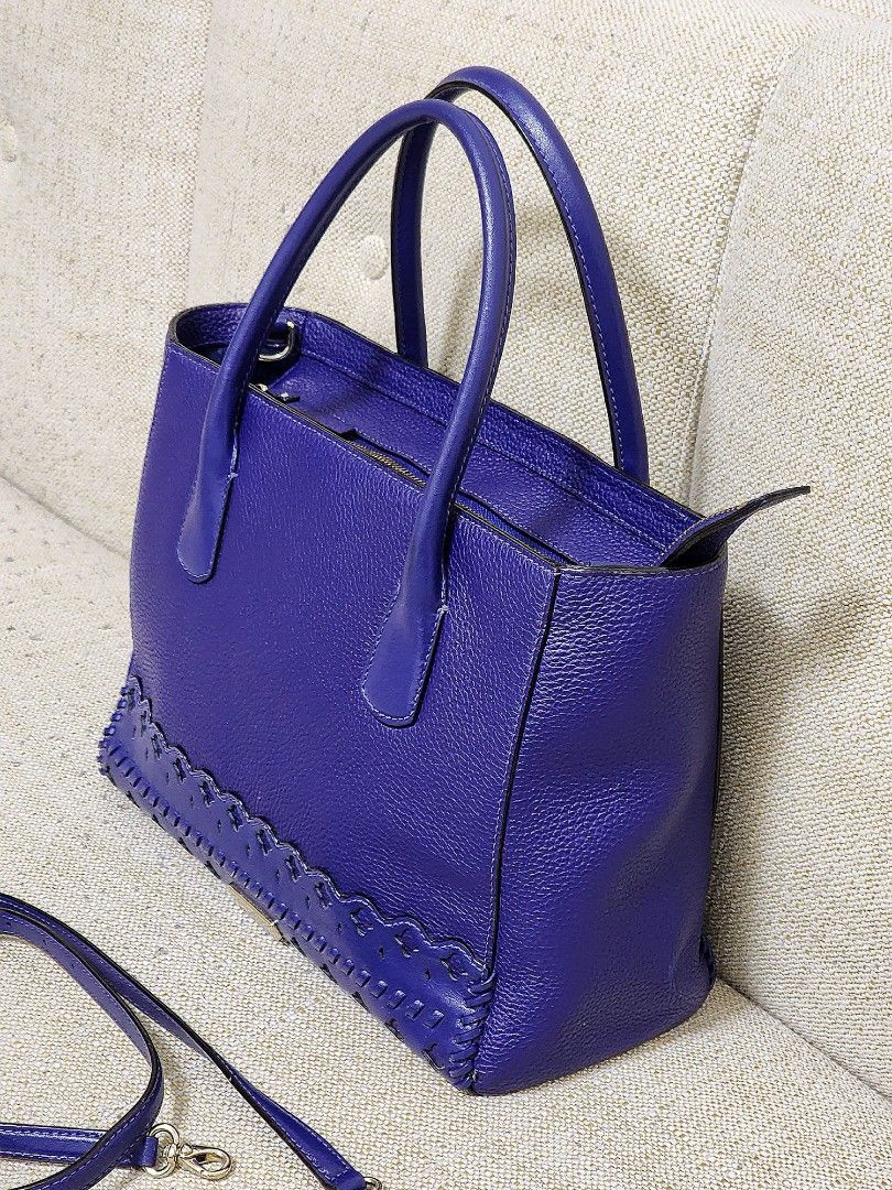 (SALE!) Kate Spade Tote Bag Medium (Category: Luxury Bags & Wallets) located in Quezon City. Submitted by queentana_finds (Listing ID 1281220539, Image 2). Description: Like new. Bought in the US. Authentic. Leather. It has a cute design infront which makes it unique. Comes with a long adjustable strap if you want to use it as shoulder bag or crossbody. It has 3 pockets inside - 1 big pocket with zipper under the main zipper (more secure) + 2 sma