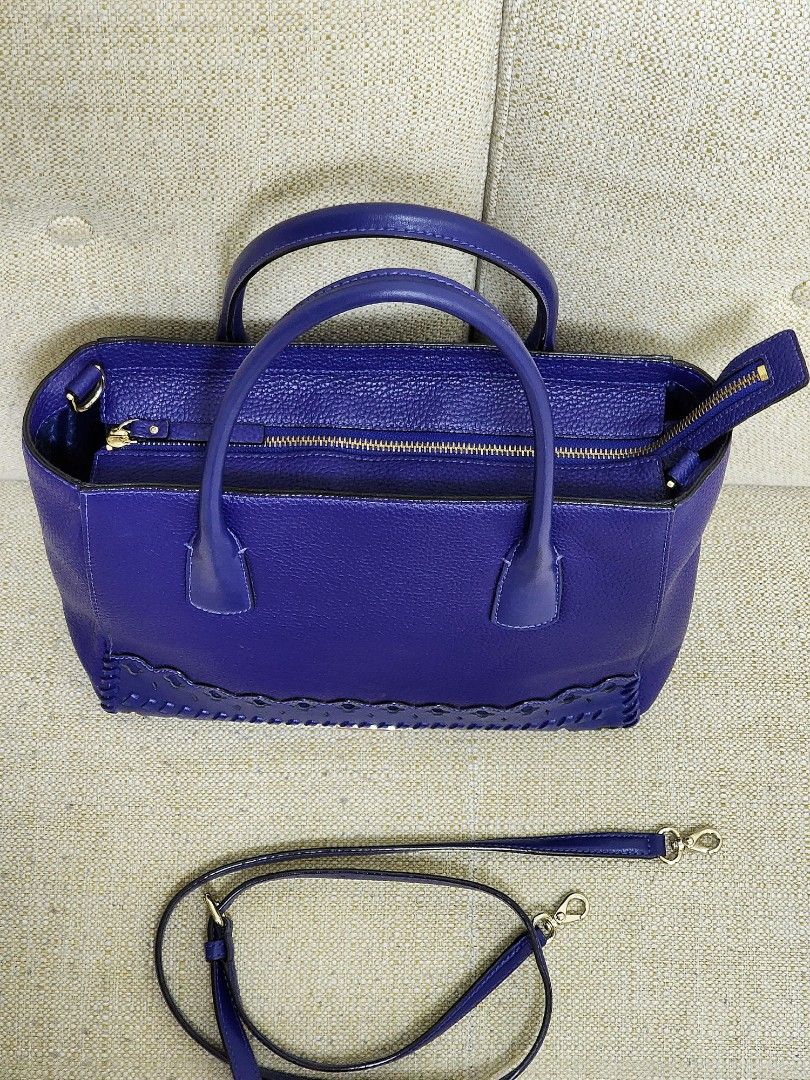 (SALE!) Kate Spade Tote Bag Medium (Category: Luxury Bags & Wallets) located in Quezon City. Submitted by queentana_finds (Listing ID 1281220539, Image 3). Description: Like new. Bought in the US. Authentic. Leather. It has a cute design infront which makes it unique. Comes with a long adjustable strap if you want to use it as shoulder bag or crossbody. It has 3 pockets inside - 1 big pocket with zipper under the main zipper (more secure) + 2 sma