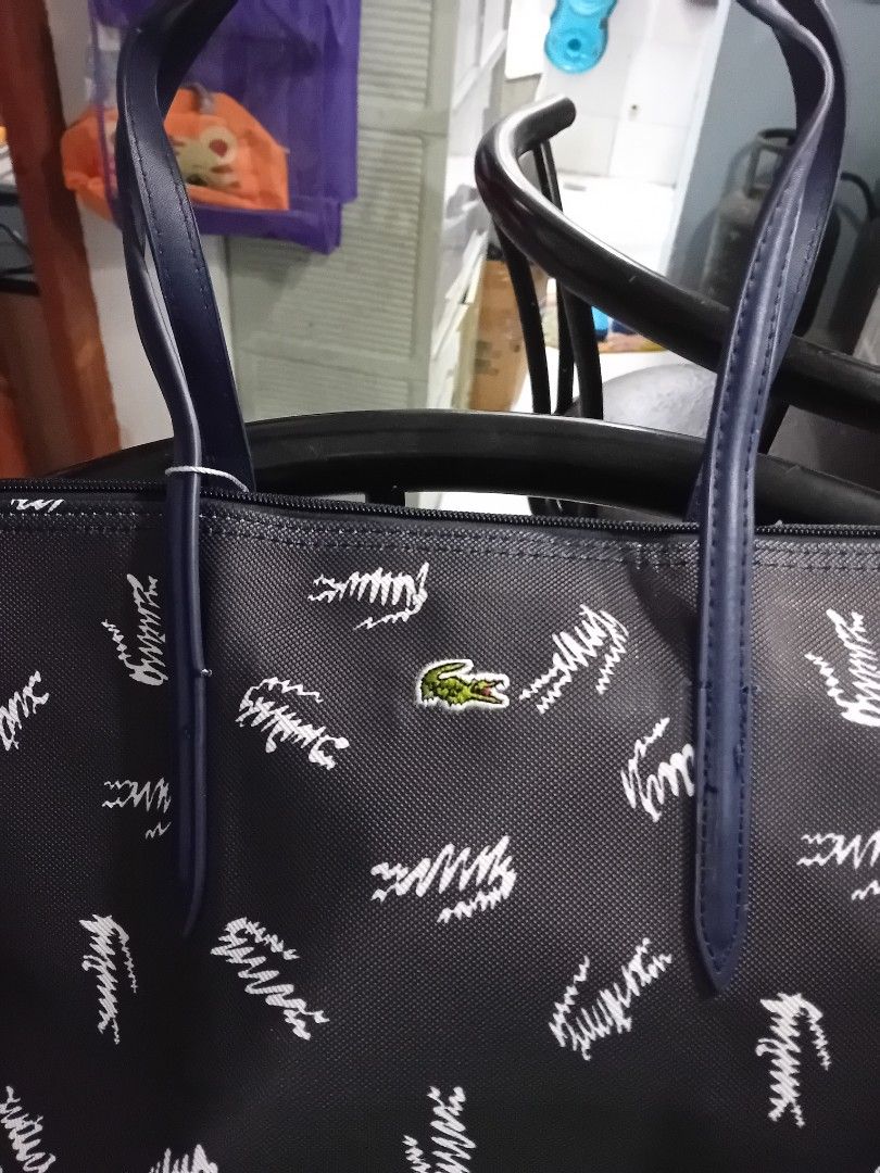 Lacoste Tote Bag (Category: Tote Bags) located in Valenzuela. Submitted by etzetera26 (Listing ID 1281207650, Image 2). Description: Lacoste Tote Bag slightly used.