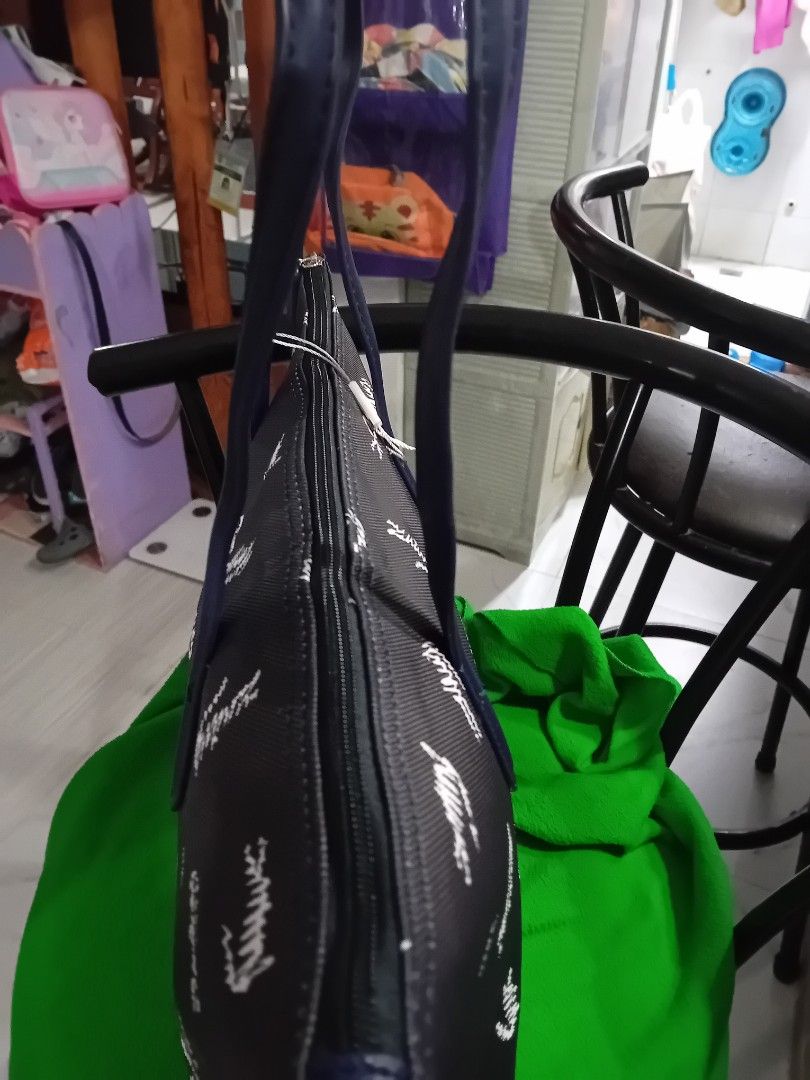 Lacoste Tote Bag (Category: Tote Bags) located in Valenzuela. Submitted by etzetera26 (Listing ID 1281207650, Image 3). Description: Lacoste Tote Bag slightly used.