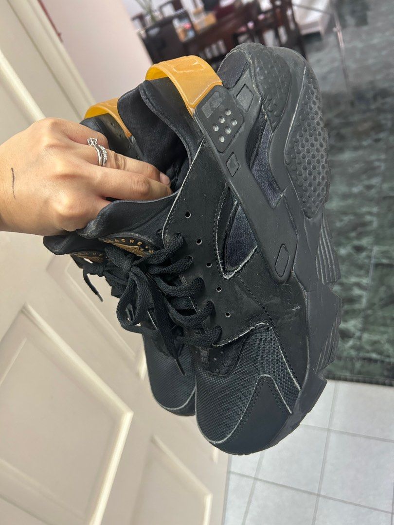 Nike huarache store black gold