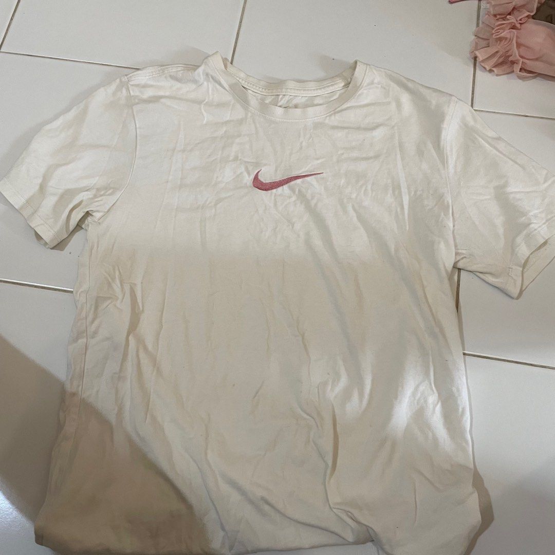 White nike shirt new arrivals with pink logo