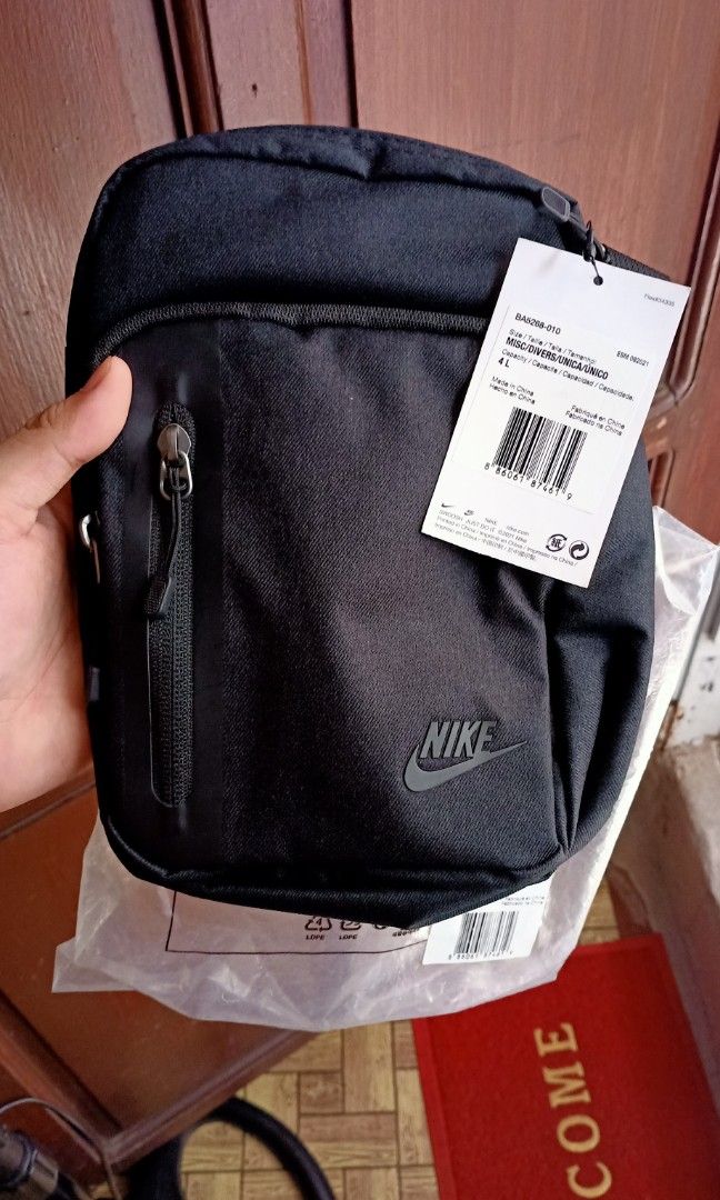 Nike tech 2025 sling bag black