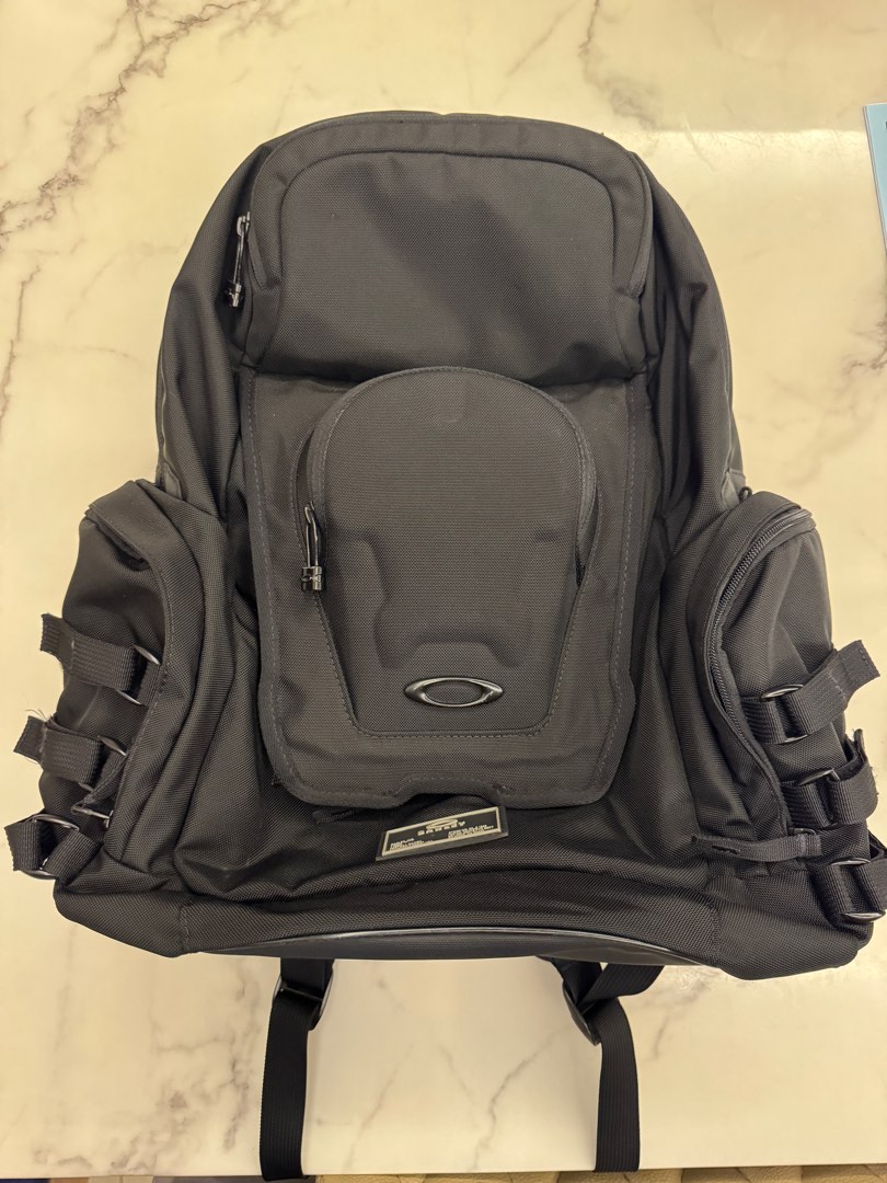 Oakley Icon Backpack 2.0, Men's Fashion, Bags, Backpacks on Carousell