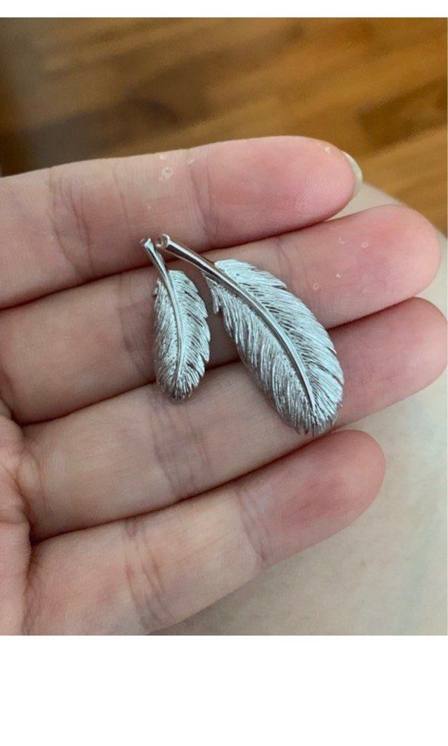 Gold discount feather pendant