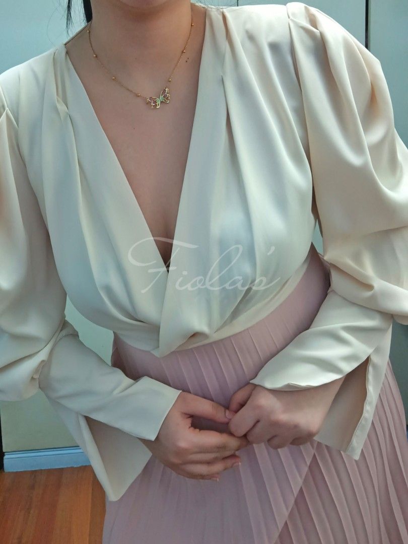 Puff Sleeves Pleated Midi Dress (Category: Dresses) located in Cainta. Submitted by fiolas26 (Listing ID 1281129075, Image 2). Description: Puff Sleeves Pleated Midi Dress BrandNew High Quality Medium to Large Chiffon Silk Fabric Color - Nude Beige, Blush Pink With Tie Very Rare Dress ❤️ Perfect for casual, ootd and more.. Model Height : 5'5 Model Body Frame : Medium.