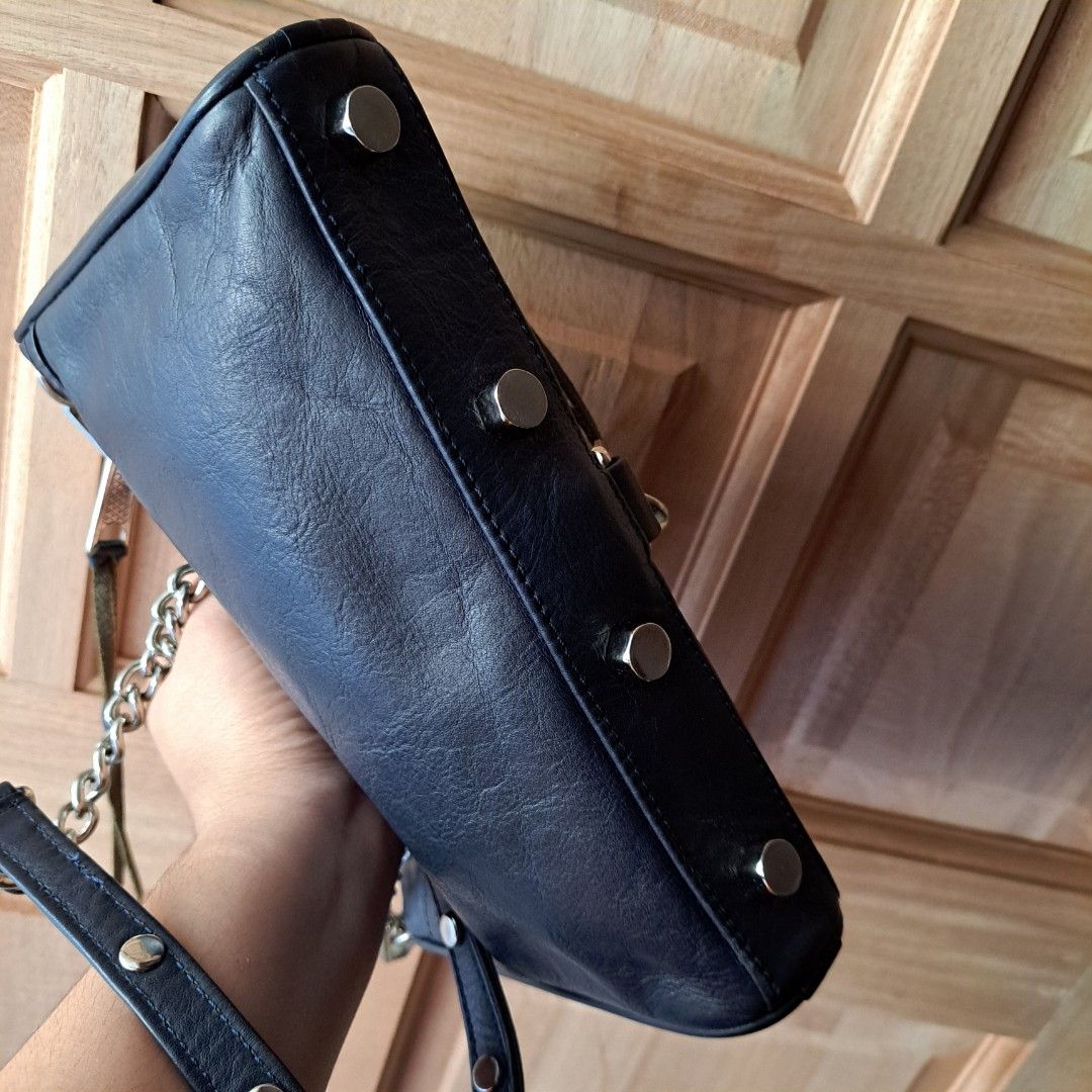Rebecca minkoff authentic (Category: Luxury Bags & Wallets) located in Batangas. Submitted by venus232nd (Listing ID 1281020372, Image 3). Description: silver hardware no tarnish,my dirt lng s loob.