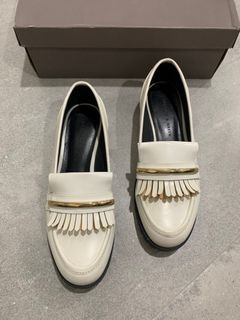 SALE ‼️ CHARLES & KEITH LOAFERS | WHITE LOAFERS WITH GOLD DETAIL | WHITE SHOES | WHITE FLATS