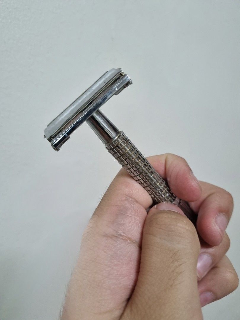 Stainless Safety Razor (Category: Men's Grooming) located in Manila. Submitted by momodopo (Listing ID 1281125281, Image 1). Description: Vintage Stainless Safety Razor (with replaceable razors) Bought from Korea.