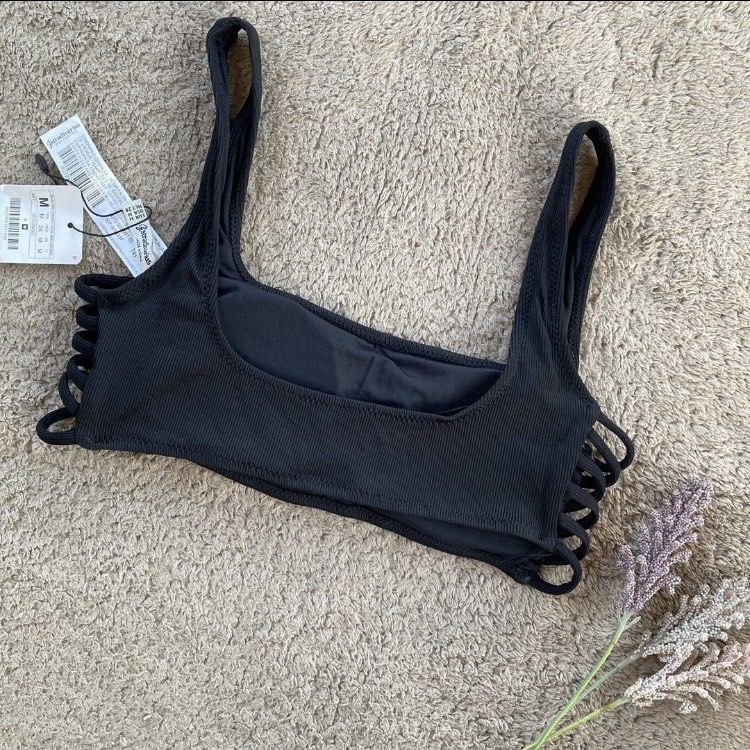 SUPER SALE! STRADIVARIUS Bikini Top (Category: Bikinis & Swimsuits) located in Taguig. Submitted by lowcost_highquality (Listing ID 1281125052, Image 2). Description: Original Price: 1,000++ ☀️Medium on tag can fit small ☀️Removable pads ☀️BNWT inbox meeeee.