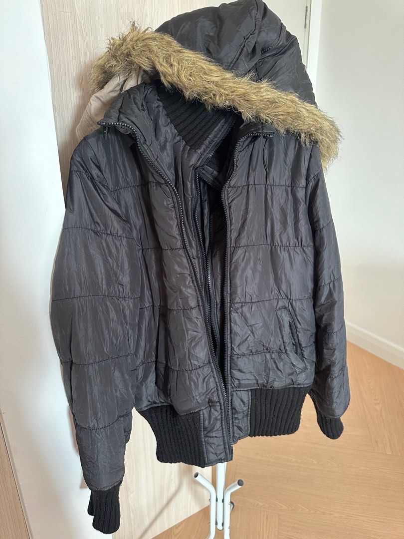 Winter jacket (Category: Coats, Jackets and Outerwear) located in Kuala Lumpur. Submitted by atika_wardrobe (Listing ID 1281032149, Image 2). Description: Beli dari bundle Jepun. Pakai sekali je then dah dry clean. Sekali hoodie berbulu tu bole bukak kalau taknak pakai. Double zip sangat sesuai utk winter. Flaw dia hanya warna kat zip yg dah tertanggal( bila pakai tak nampak pon) dengan kesan dimamah usia seperti berbulu sikit2. Semua boleh refer