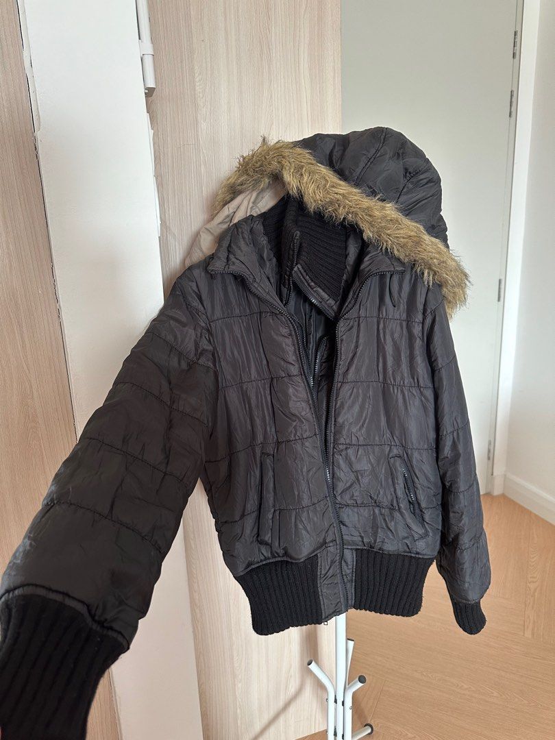 Winter jacket (Category: Coats, Jackets and Outerwear) located in Kuala Lumpur. Submitted by atika_wardrobe (Listing ID 1281032149, Image 1). Description: Beli dari bundle Jepun. Pakai sekali je then dah dry clean. Sekali hoodie berbulu tu bole bukak kalau taknak pakai. Double zip sangat sesuai utk winter. Flaw dia hanya warna kat zip yg dah tertanggal( bila pakai tak nampak pon) dengan kesan dimamah usia seperti berbulu sikit2. Semua boleh refer