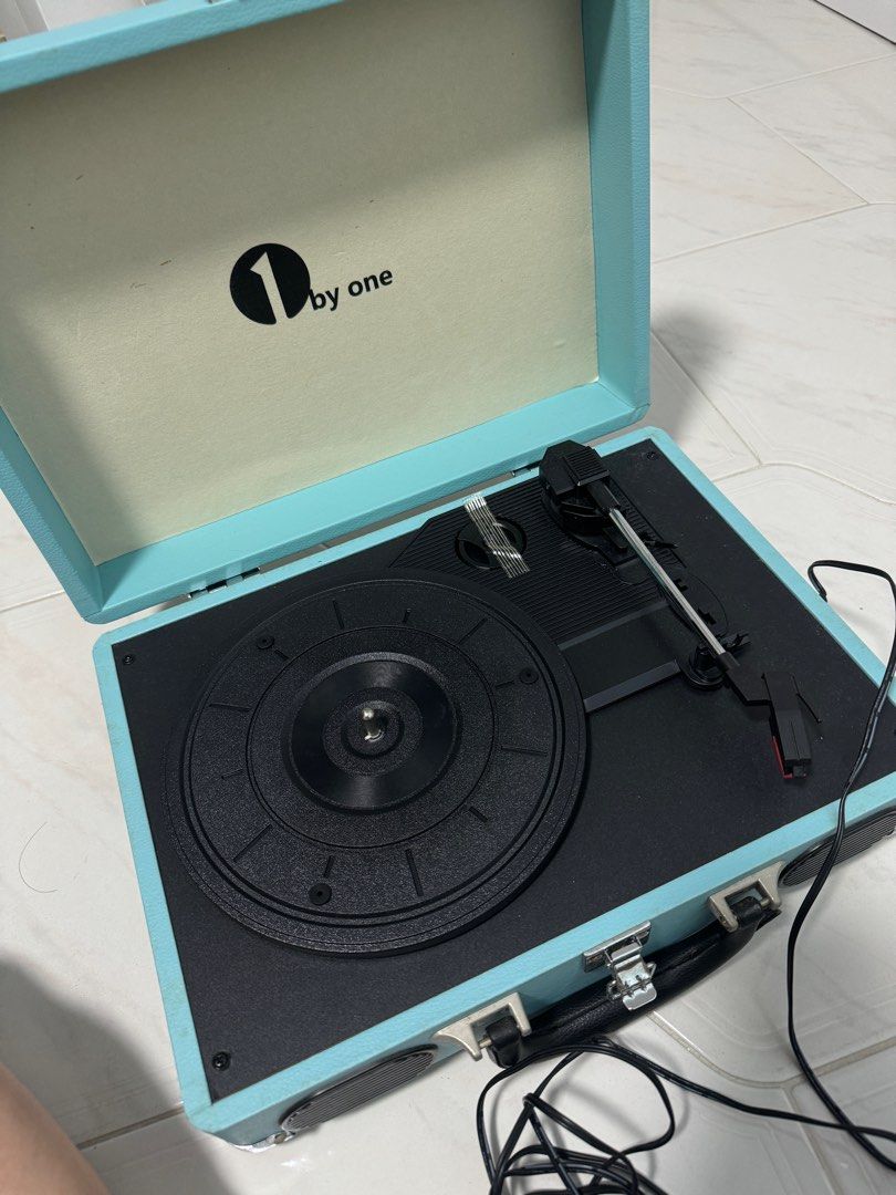 1byone Belt driven suitcase turntable with built in speaker