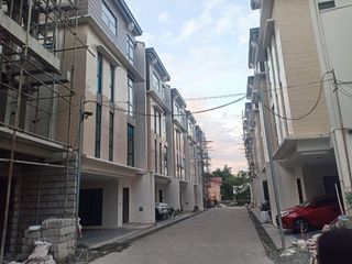 4 Storey Single Attached House And Lot For Sale in Tandang Sora, Quezon City
