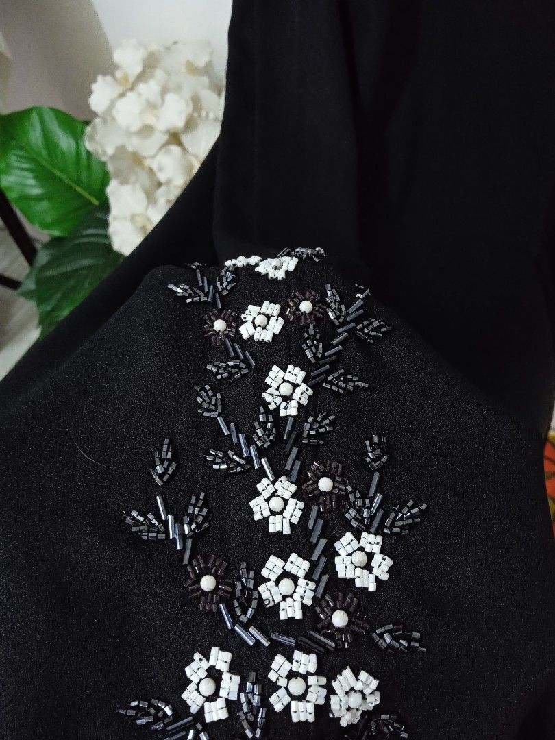 Abaya Dubai Premium (Category: Kaftans & Jubahs) located in Kuala Kangsar. Submitted by Hani_Itsar (Listing ID 1279834186, Image 1). Description: Colour: Black *Sulam manik pd tgn dan di kedua2 blh kiri dan kanan abaya *manik sgt kemas..tiada manik yg tercabut Material:Fursan Saiz:M/L *tiada cantuman di bahu Labuh:53/54 *semua abaya adalah koleksi peribadi *cantik n selesa di pakai *open front Condition:9/10 if interested...DM me😊.