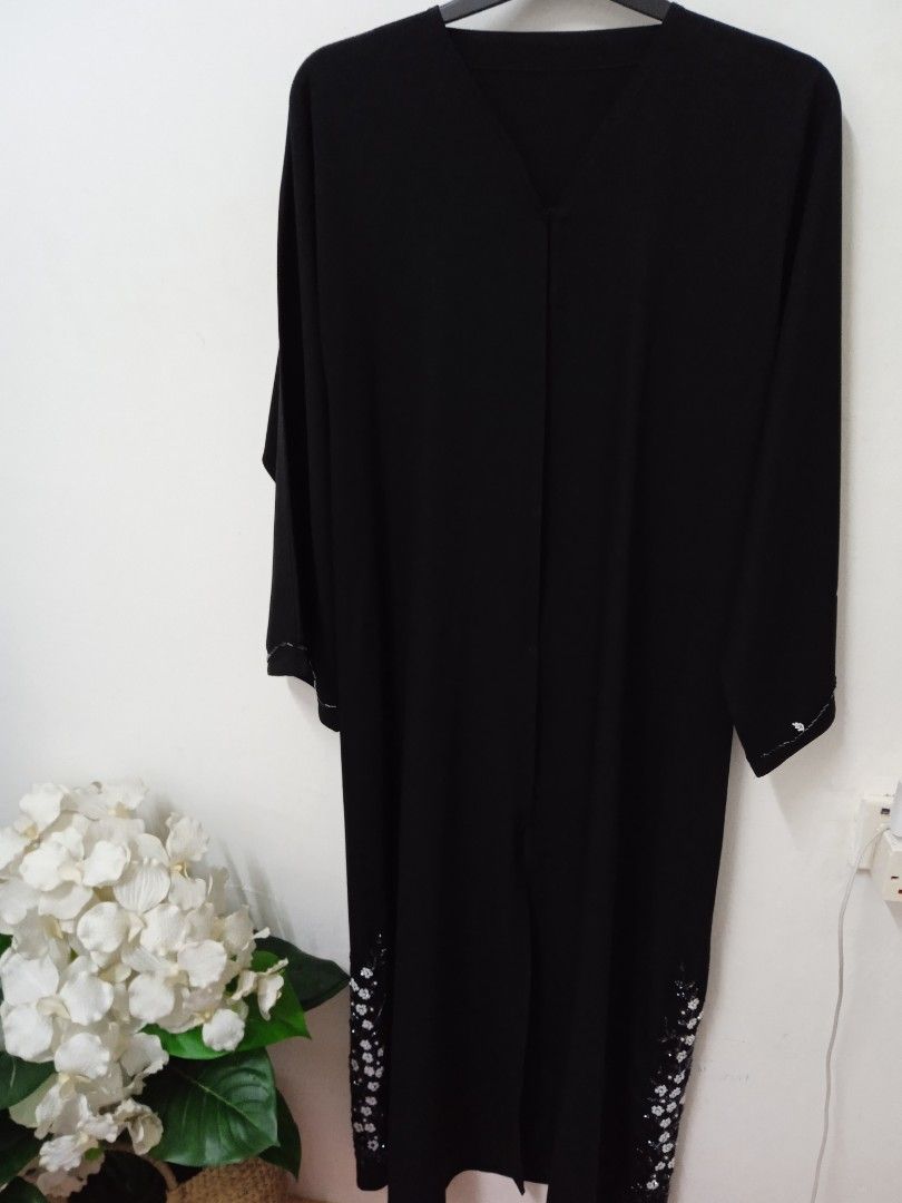 Abaya Dubai Premium (Category: Kaftans & Jubahs) located in Kuala Kangsar. Submitted by Hani_Itsar (Listing ID 1279834186, Image 3). Description: Colour: Black *Sulam manik pd tgn dan di kedua2 blh kiri dan kanan abaya *manik sgt kemas..tiada manik yg tercabut Material:Fursan Saiz:M/L *tiada cantuman di bahu Labuh:53/54 *semua abaya adalah koleksi peribadi *cantik n selesa di pakai *open front Condition:9/10 if interested...DM me😊.