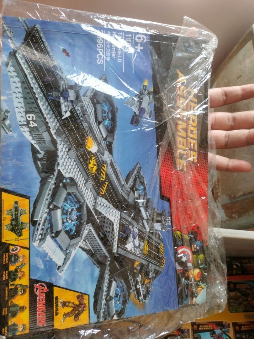 Avengers best sale lego carrier