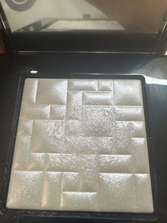 由 second_hand_makeup (刊登 ID 1281251109，圖片 1) 提交，位於 的 (類別：)，說明：。