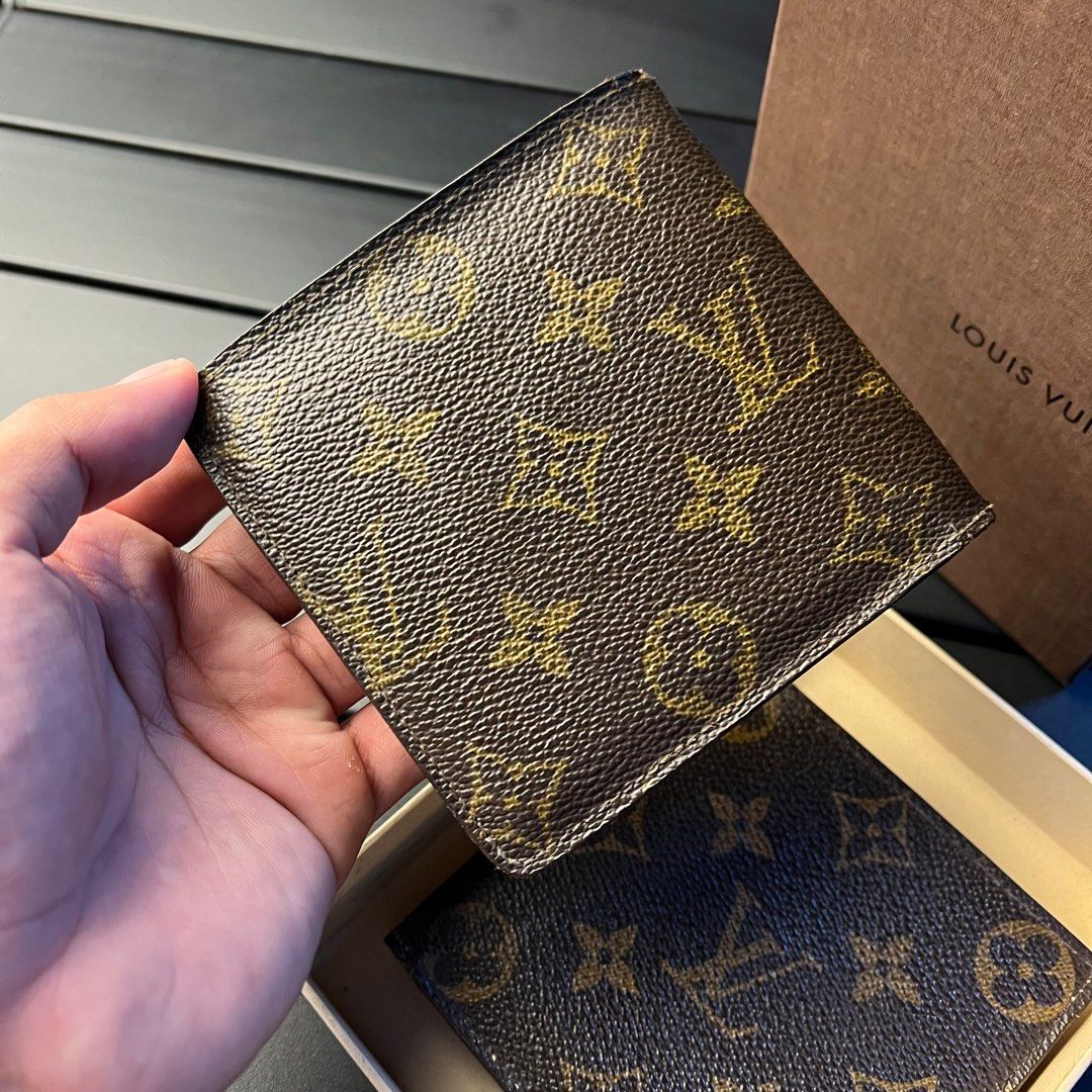 Bundle Lv bifold (Category: Luxury Bags & Wallets) located in Binalonan. Submitted by sheenaluxarchive (Listing ID 1281362191, Image 3). Description: bundle bifold lv original minor sign of wear on folded part rank AB.