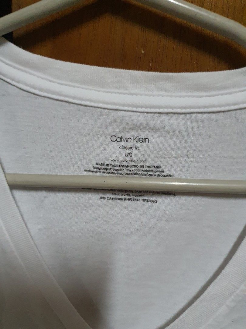 Calvin Klein White Vneck Shirt (Category: Tshirts & Polo Shirts ) located in Manila. Submitted by mane_13 (Listing ID 1281392086, Image 2). Description: This item is not yet used and 100% original.