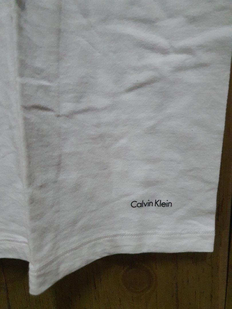 Calvin Klein White Vneck Shirt (Category: Tshirts & Polo Shirts ) located in Manila. Submitted by mane_13 (Listing ID 1281392086, Image 3). Description: This item is not yet used and 100% original.