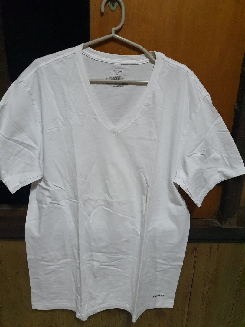 Calvin Klein White Vneck Shirt (Category: Tshirts & Polo Shirts ) located in Manila. Submitted by mane_13 (Listing ID 1281392086, Image 1). Description: This item is not yet used and 100% original.