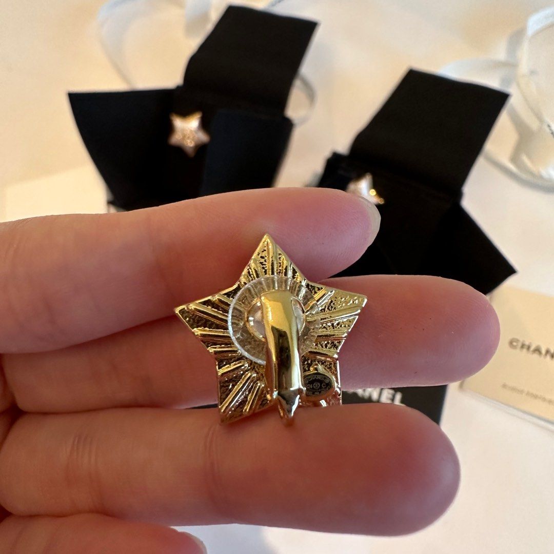 Chanel lapel pin outlet