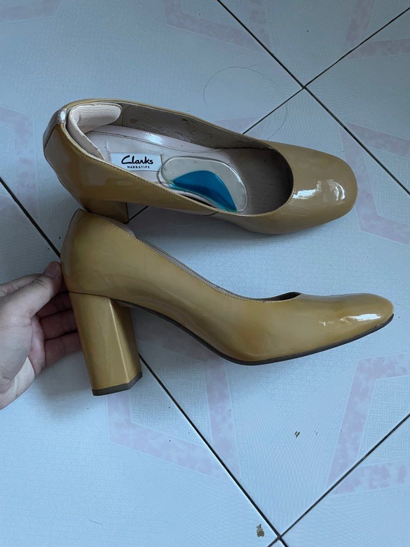 Clarkes nude shoes deals