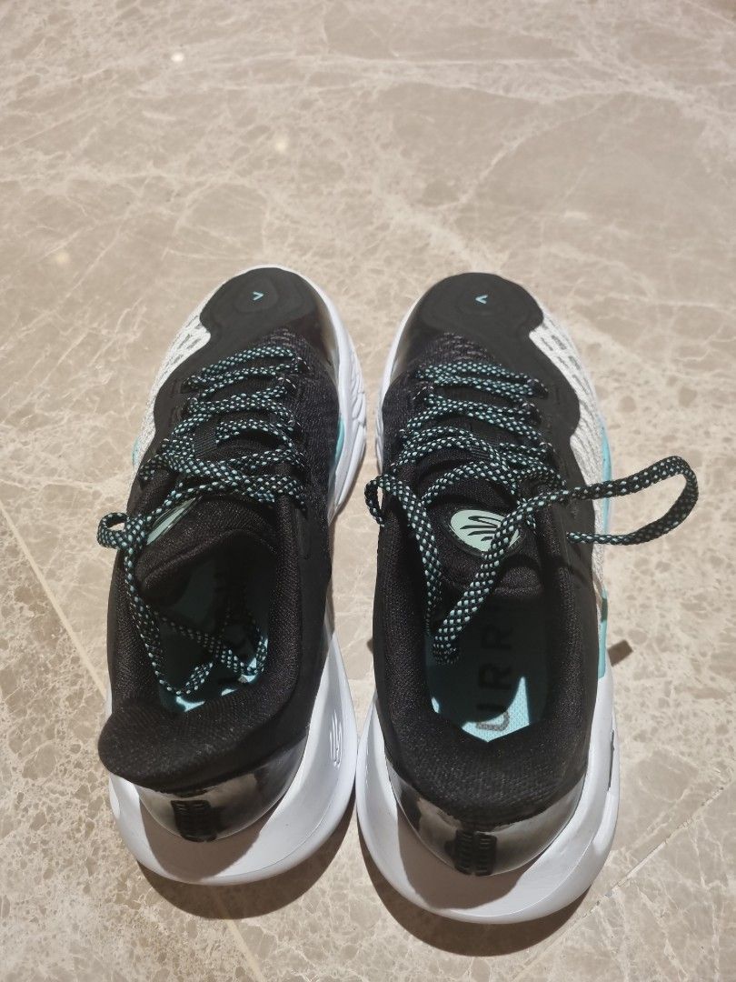 Curry 11s store