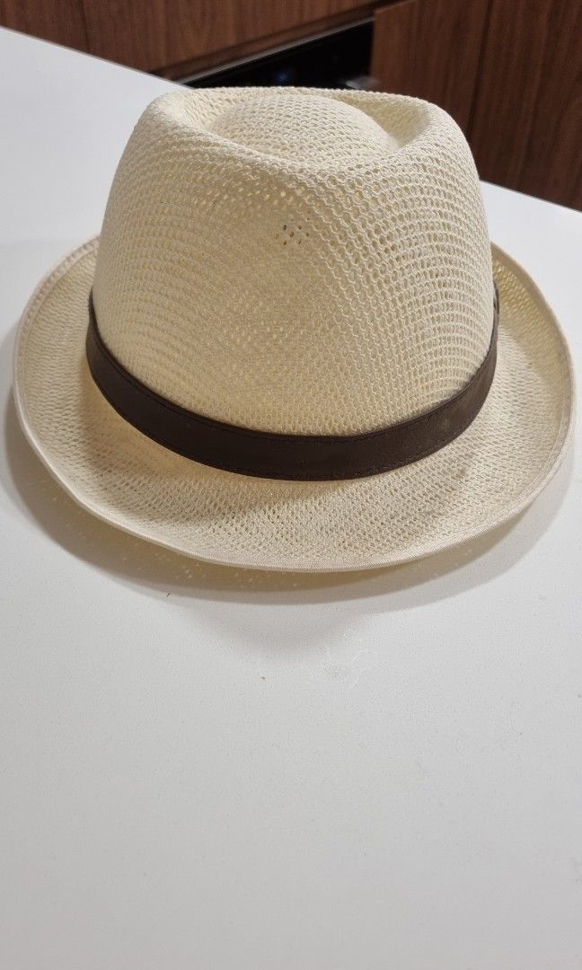 Fedora (Category: Hats & Beanies) located in Singapore. Submitted by alexandrah (Listing ID 1281233607, Image 2). Description: Fedora in very good condition. Size XL.
