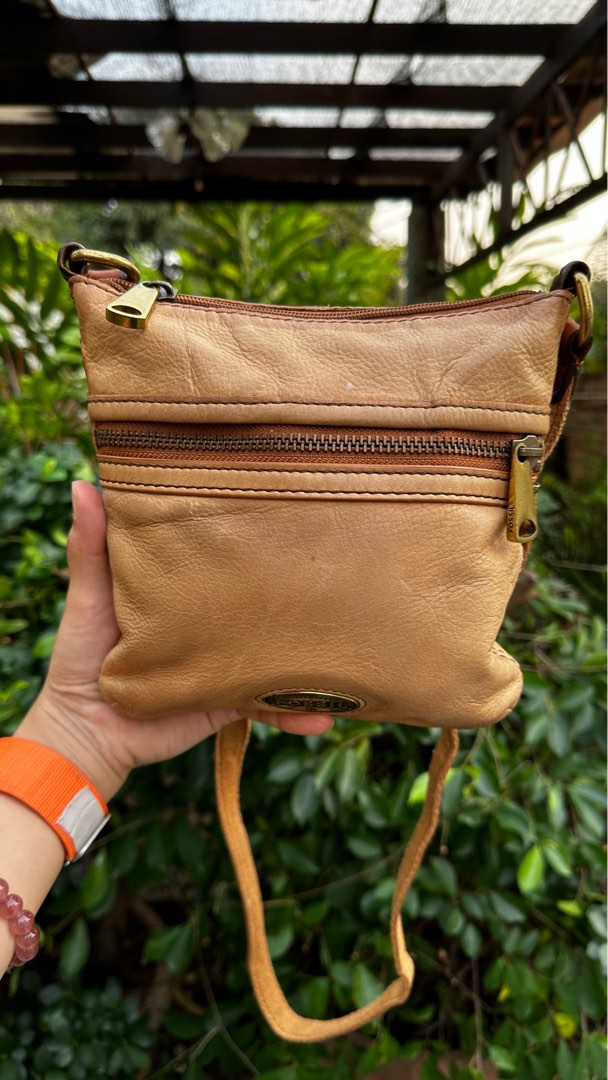 Fossil sling top