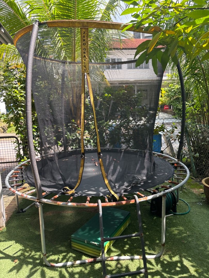 Free Zero gravity ultimate 10ft trampoline and enclosure Sports