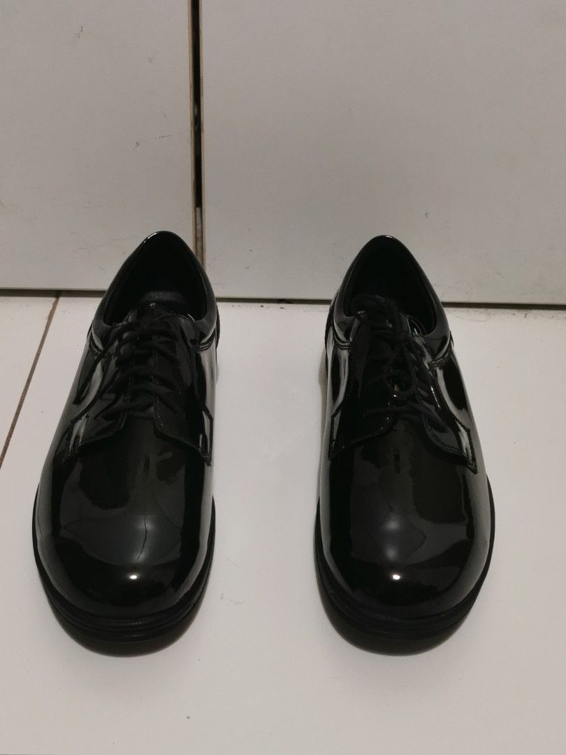 Glossy online black shoes