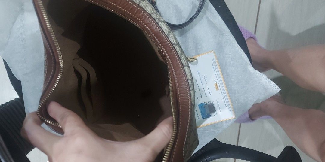 Gucci hobo (Category: Luxury Bags & Wallets) located in Cainta. Submitted by mega_salestuff (Listing ID 1281302243, Image 3). Description: Authentic!!! Gucci hobo bag in very good condition, with unnoticeable flaws..