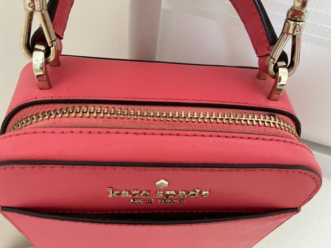 Kate Spade Daisy Vanity Sling Bag (Category: Luxury Bags & Wallets) located in Marikina City. Submitted by sdr_inc (Listing ID 1281310279, Image 3). Description: barely used minor flaw: small stain on the part of the zipper Last Price Free Shipping (within the Phils).