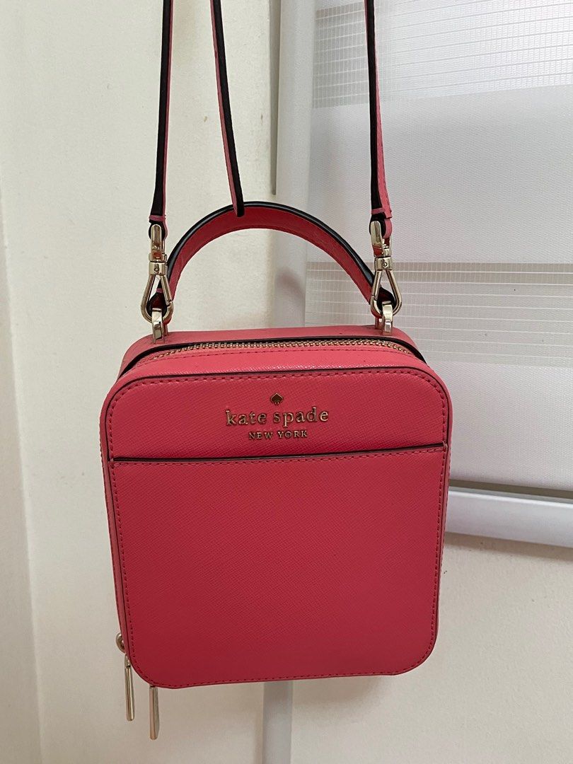Kate Spade Daisy Vanity Sling Bag (Category: Luxury Bags & Wallets) located in Marikina City. Submitted by sdr_inc (Listing ID 1281310279, Image 1). Description: barely used minor flaw: small stain on the part of the zipper Last Price Free Shipping (within the Phils).