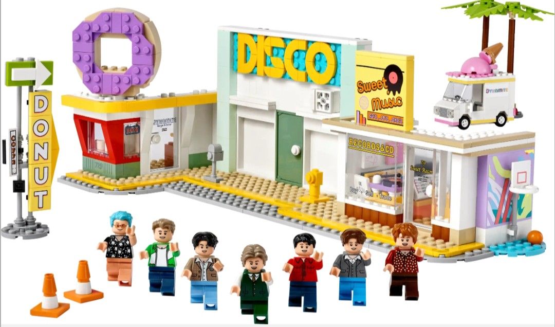 Lego 21339 BTS Dynamite (Category: Lego & Building Sets) located in Antipolo. Submitted by legoninos.legoninas (Listing ID 1281284177, Image 2). Description: LEGO® Ideas BTS Dynamite captures the joyful energy of 21st-century pop icons, BTS. This play-and-display set recalls the band’s memorable music video for their smash-hit single, "Dynamite," with brick-built versions of locations like the disco, record store, donut store and ice-cream truck.