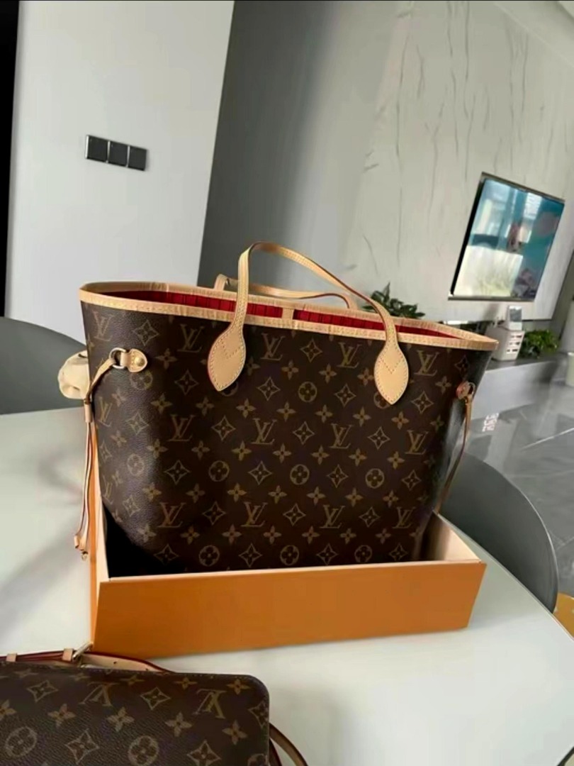 LV neverfull in red lining MM