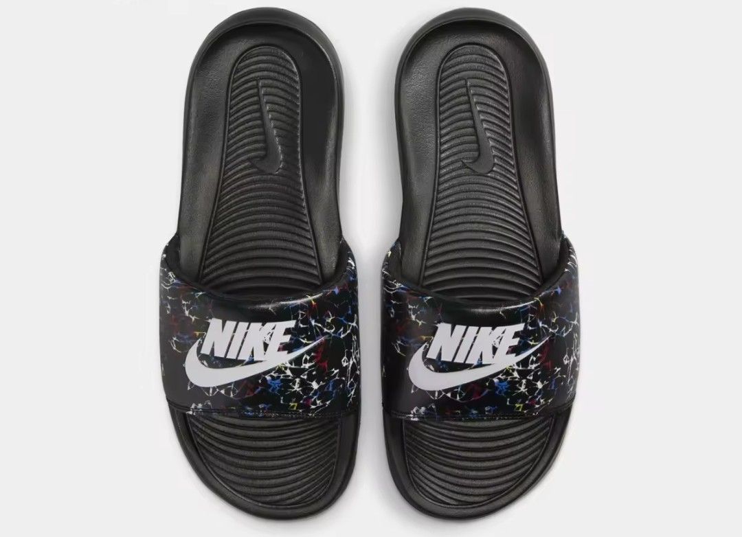 NIKE mens Victori One Print (Category: Slippers and slides) located in Mandaluyong City. Submitted by HappyNoodle (Listing ID 1281256673, Image 1). Description: Buy it from the link- https://goeco.mobi/0MRDaVDf 1365 only.