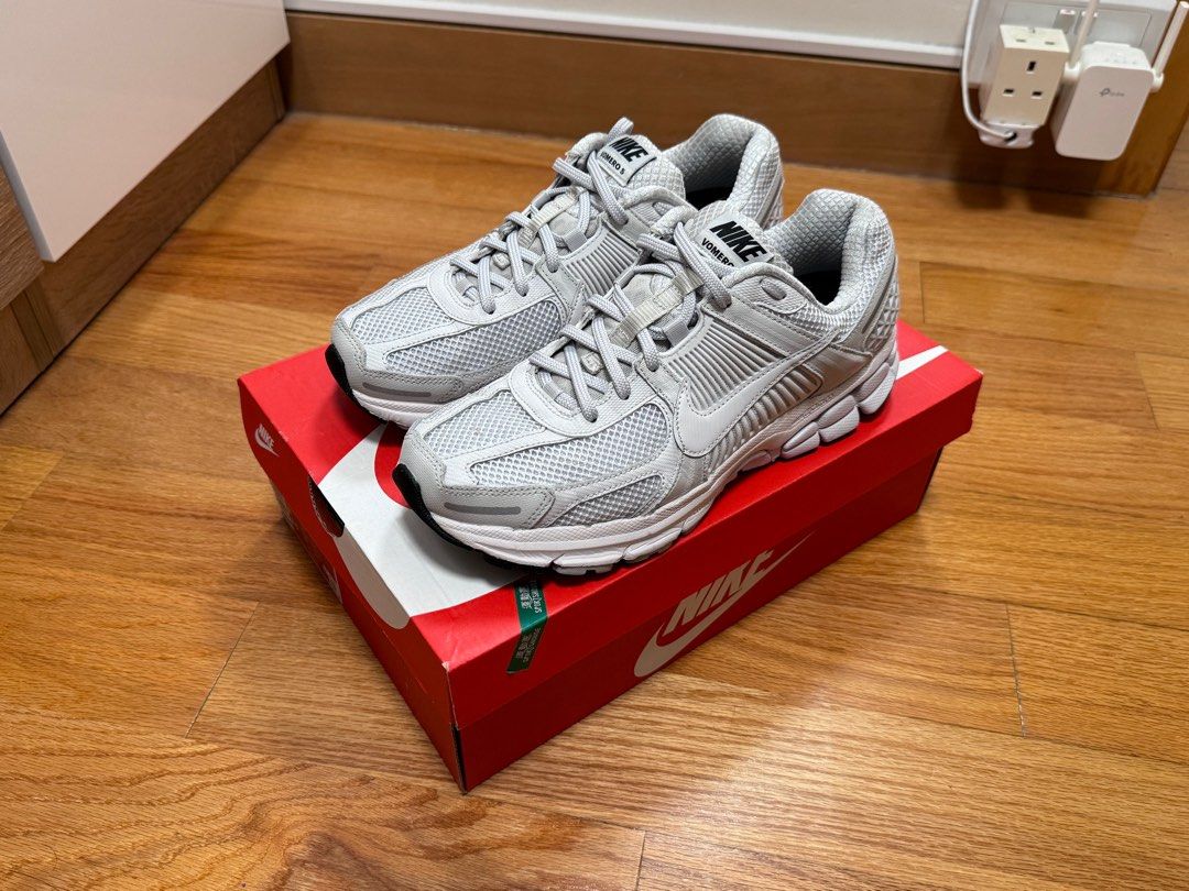 Nike zoom vomero hotsell 5 triple white