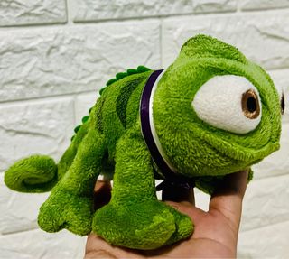 Pascal best sale rapunzel peluche