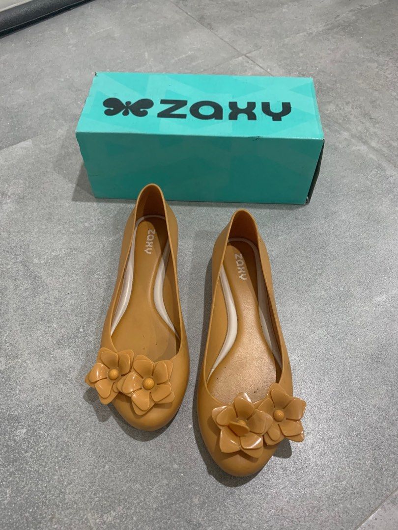 SALE ZAXY FLATS YELLOW FLATS YELLOW SHOES YELLOW SANDALS CARAMEL YELLOW FLATS FLOWER SHOES FLORAL FLATS Women s Fashion Footwear Flats Sandals on Carousell