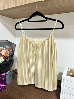 (Category: ) located in . Submitted by clutteredwardrobe (Listing ID 1281391523, Image 1). Description: .