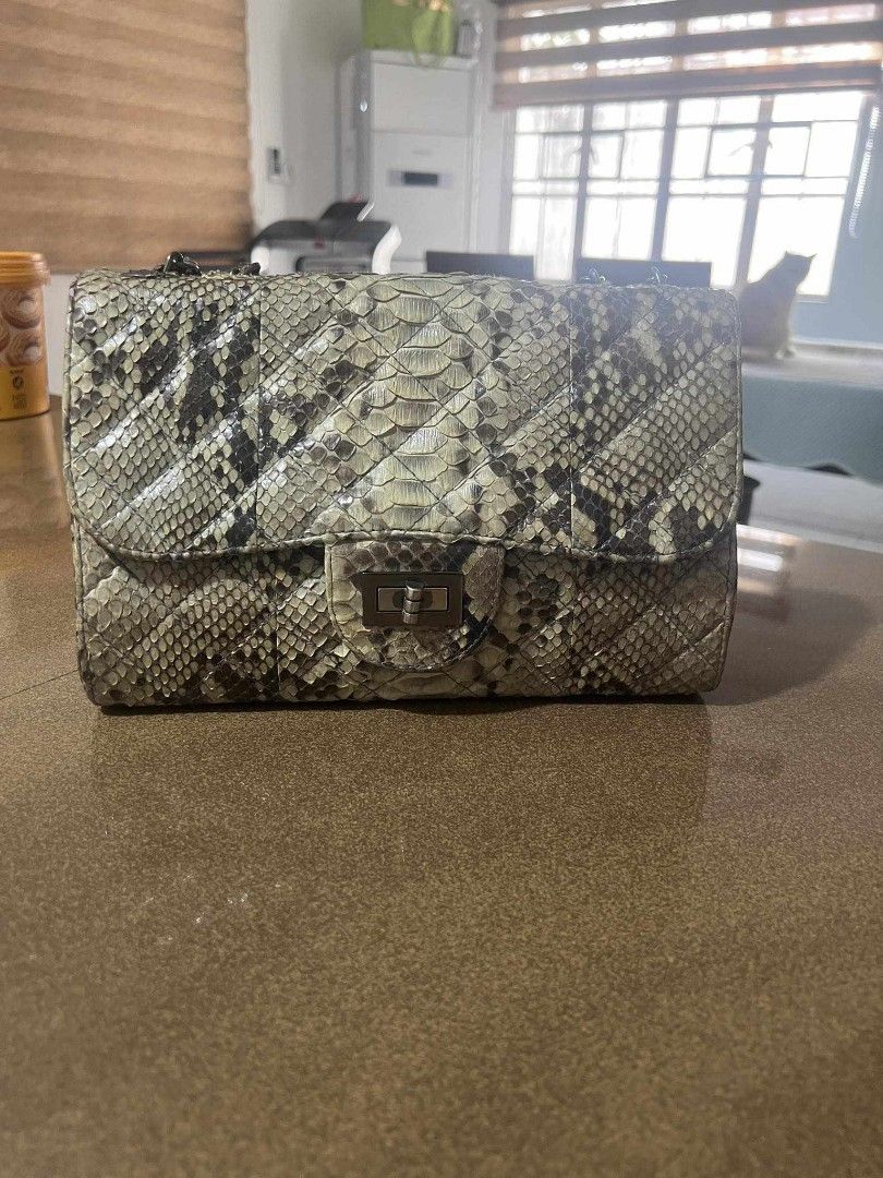 Suzette robin python flap bag (Category: Luxury Bags & Wallets) located in Bacoor. Submitted by nickyvillar90 (Listing ID 1281386467, Image 2). Description: need funds it very elegant ❤️❤️❤️.