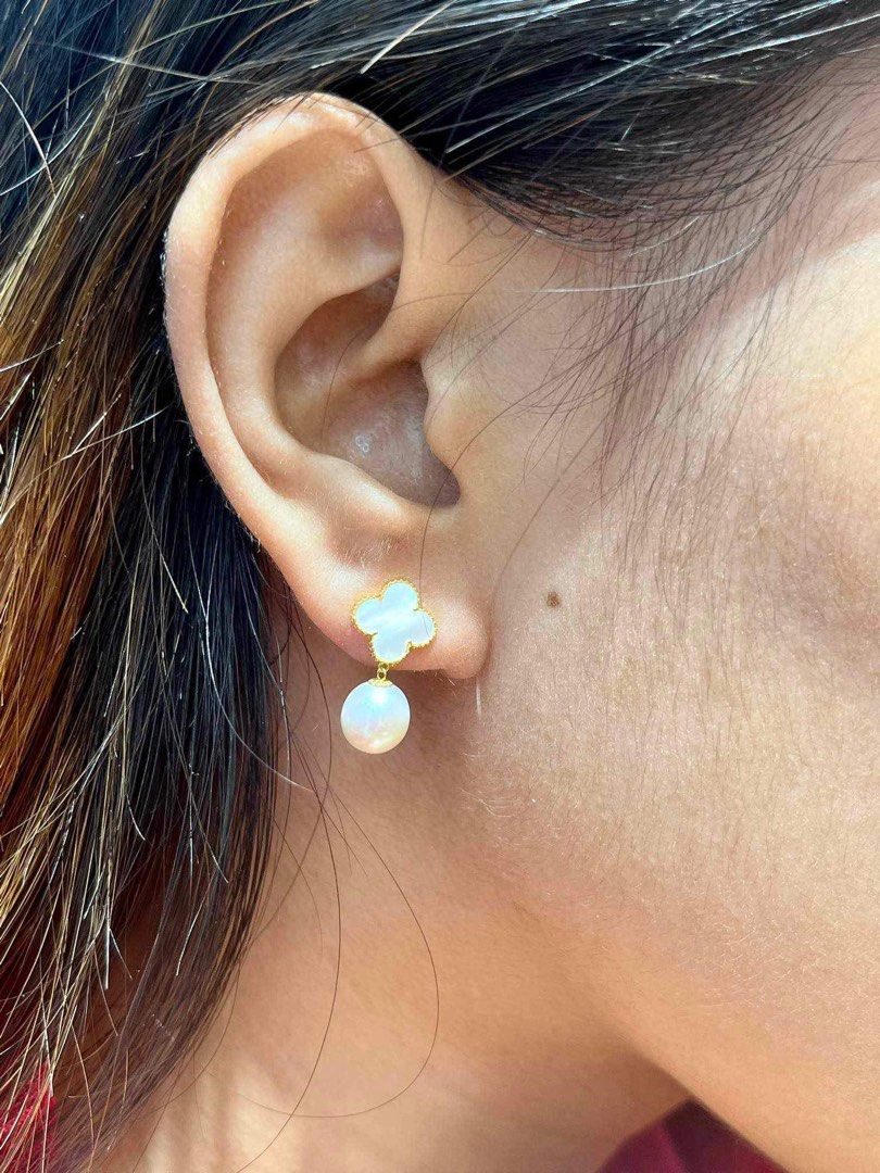 VCA pearl dangling earrings in 18k gold setting, Women's Fashion