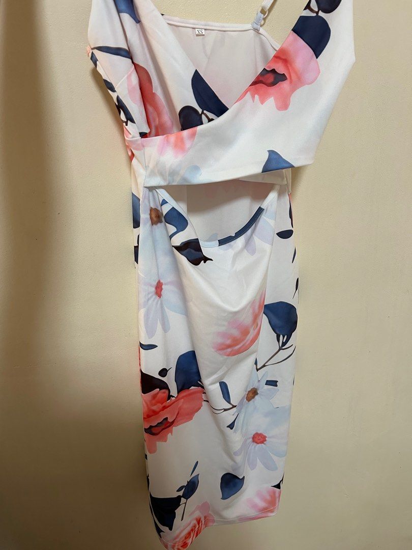 White Floral Body Con Dress (Category: Dresses) located in Caloocan City. Submitted by anditee (Listing ID 1281291455, Image 3). Description: White Floral Body Con Dress Sleeveless Model’s size: Waist: 26in Hips: 36in Length: 90 cm.